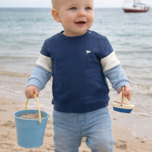 Blauwe baby sweater met colourblock mouwen van Frogs and Dogs