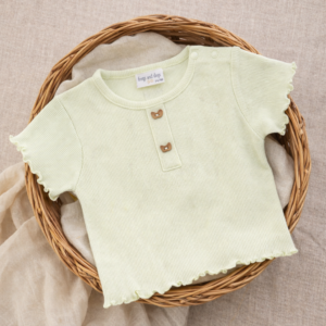 Rib baby shirtje van Frogs & Dogs in Tender Green met knoopjes en ruffle mouwtjes.