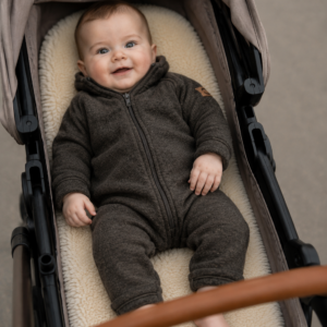 Baby in kinderwagen met Dark brown melange Mikk-line wollen babypakje van merinowol
